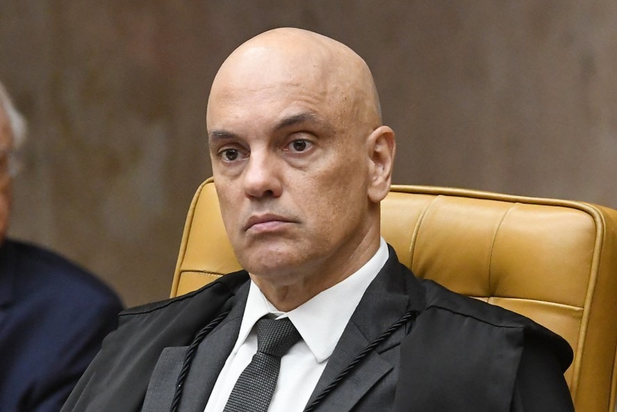 BlogdoNoblat's tweet photo. O ministro do Supremo Tribunal Federal (STF) Alexandre de Moraes afirmou em decisão que autorizou busca e apreensão contra o vereador do Rio de Janeiro Carlos Bolsonaro (Republicanos) que uma "organização criminosa infiltrada" na Agência Brasileira de Inteligência (Abin) usou métodos ilegais para fiscalizar investigações que atingiam aliados políticos.
"Os elementos de prova colhidos até o momento indicam, de maneira significativa, que a organização criminosa infiltrada na ABIN também se valeu de métodos ilegais para a realização de ações clandestinas direcionadas contra pessoas ideologicamente qualificadas como opositoras, com objetivo de 'obter ganho de ordem política posto que criavam narrativas para envolver autoridades públicas de extrato politico oposicionista da então situação', bem como para 'fiscalizar' indevidamente o andamento de investigações em face de aliados políticos", ressaltou o ministro em decisão. (Globo)