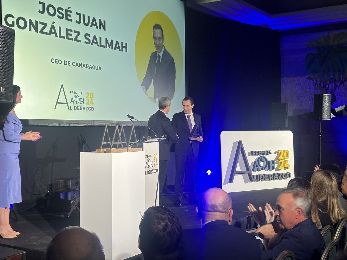 <a href="/FClavijoBatlle/">Fernando Clavijo</a> #PremiosLiderazgoAH José Juan González (<a href="/jjgonzalezsalma/">José Juan González</a>) CEO de <a href="/Canaragua/">Canaragua</a>, recibe el premio al Liderazgo en Sostenibilidad.

"Lo que transita por nuestras tuberías es el vector de transformación para Canarias".