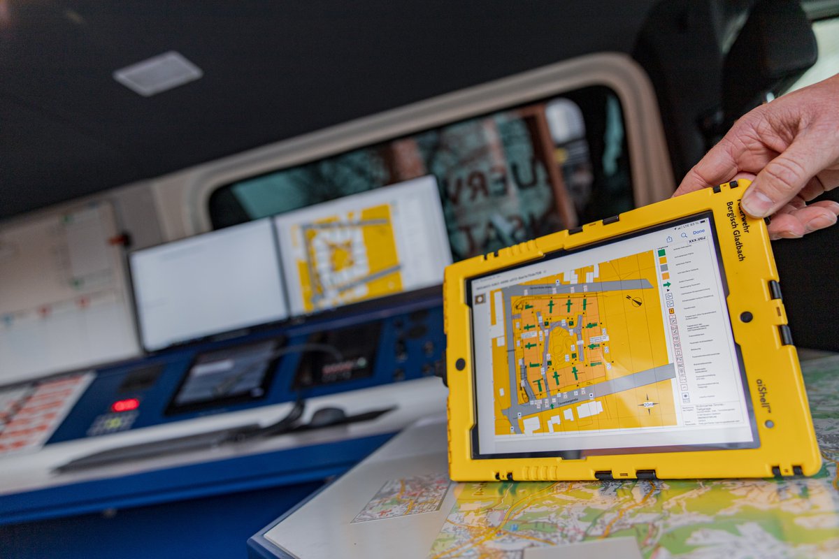 FeuerwehrGL's tweet photo. Unsere Einsatzkräfte haben nun digitale Helfer mit an Bord. Smartphone und Tablet ersetzen viele Aktenschränke voll mit Informationen, auf die wir im Einsatzfall angewiesen sind. 
▶️https://t.co/v0wT8pIewJ
#EinsatzfürGL #BergischGladbach112 #BergischGladbach #Berufsfeuerwehr https://t.co/rucGmPYp0Z