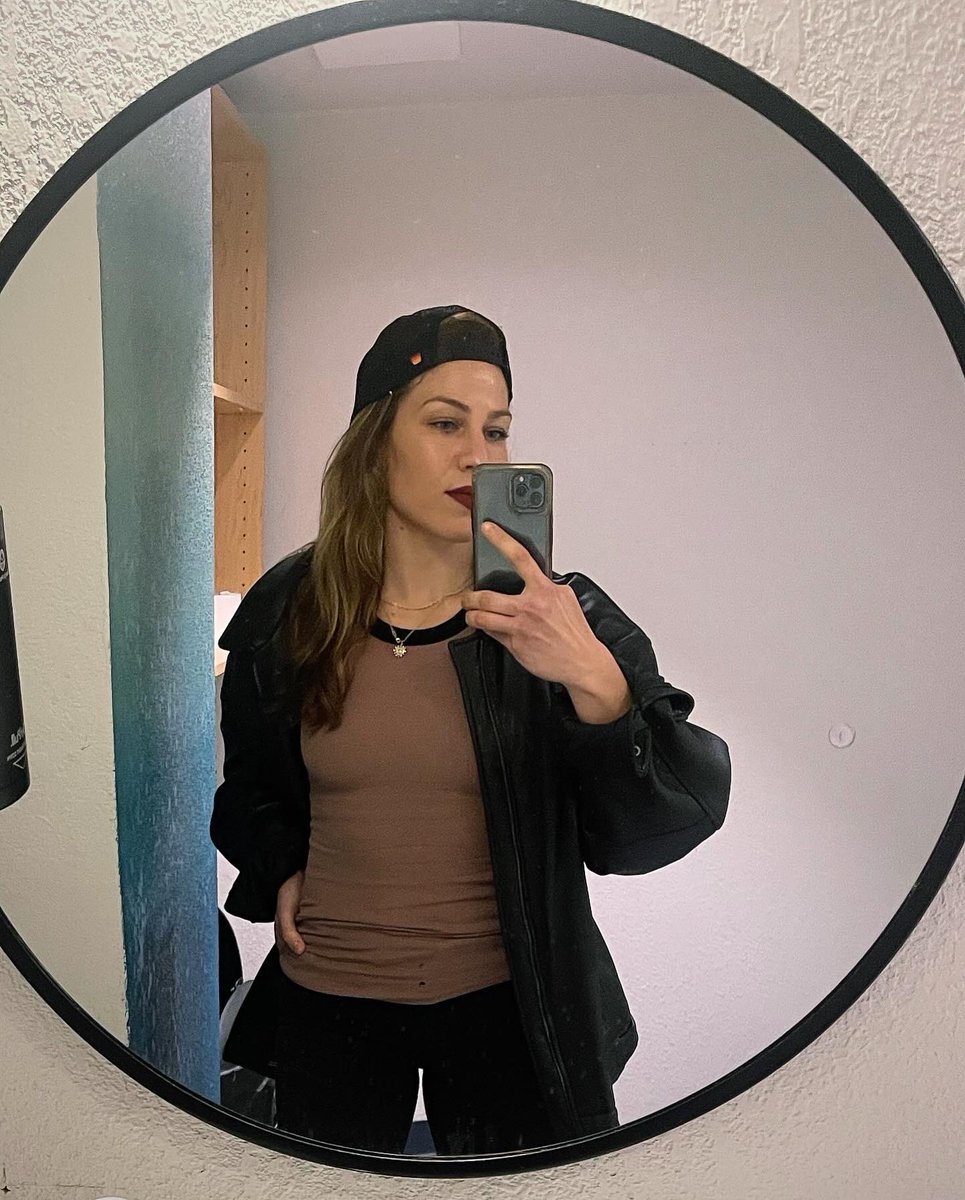 MarinaShafir's tweet photo. Dads jacket ๐ป #theproblema #marinashafir https://t.co/wt88hVPEYG