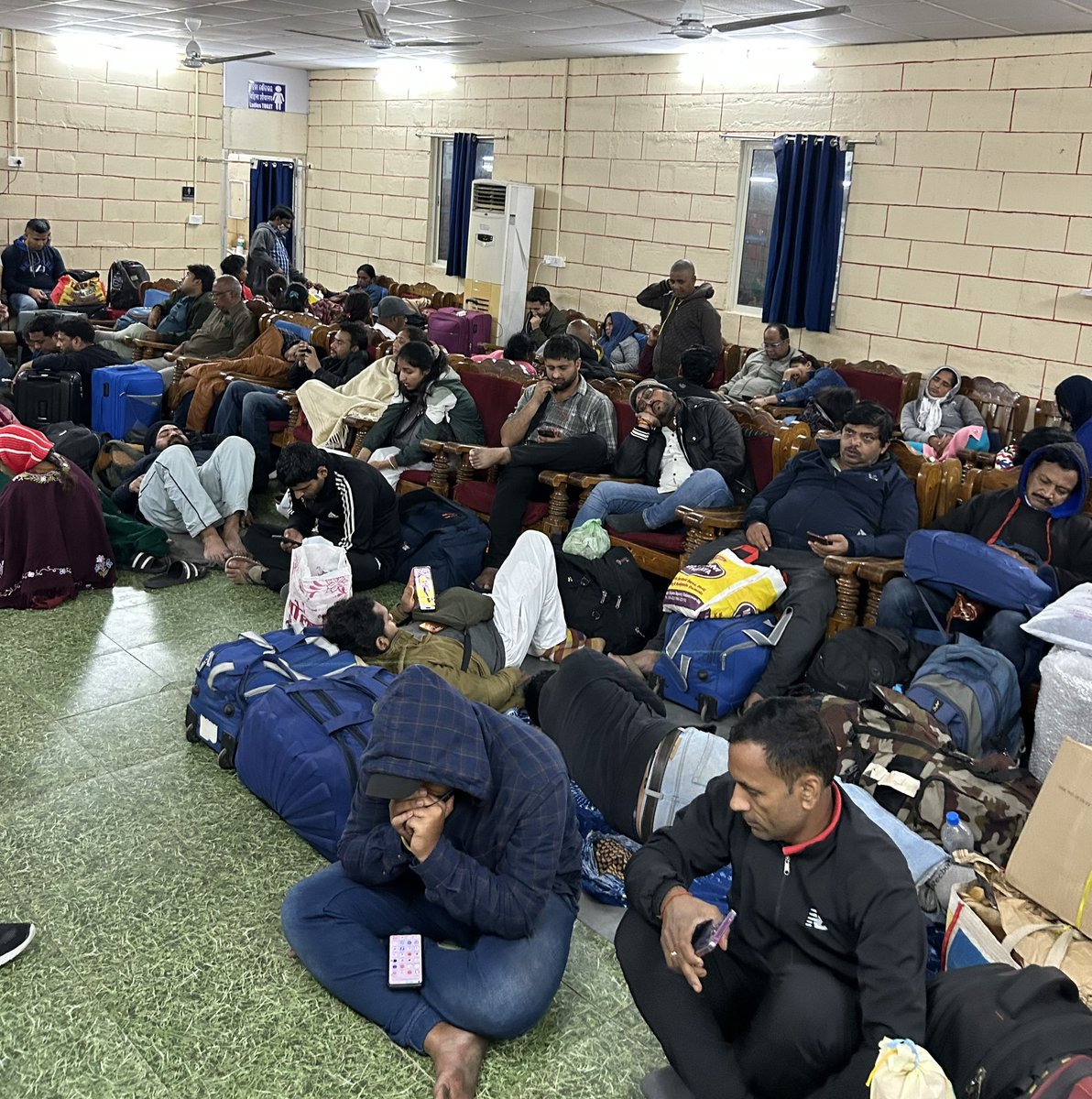 hamrajsingh07's tweet photo. This is #Bhubneshwar Railway Station upper class waiting room. No space to sit &amp; no apps show the correct update on when the train starts from #Puri Booking which class ticket will get us such basic facility at least? #IndianRailways @AshwiniVaishnaw @RailMinIndia @RailwaySeva https://t.co/UVUqUTxn4Z
