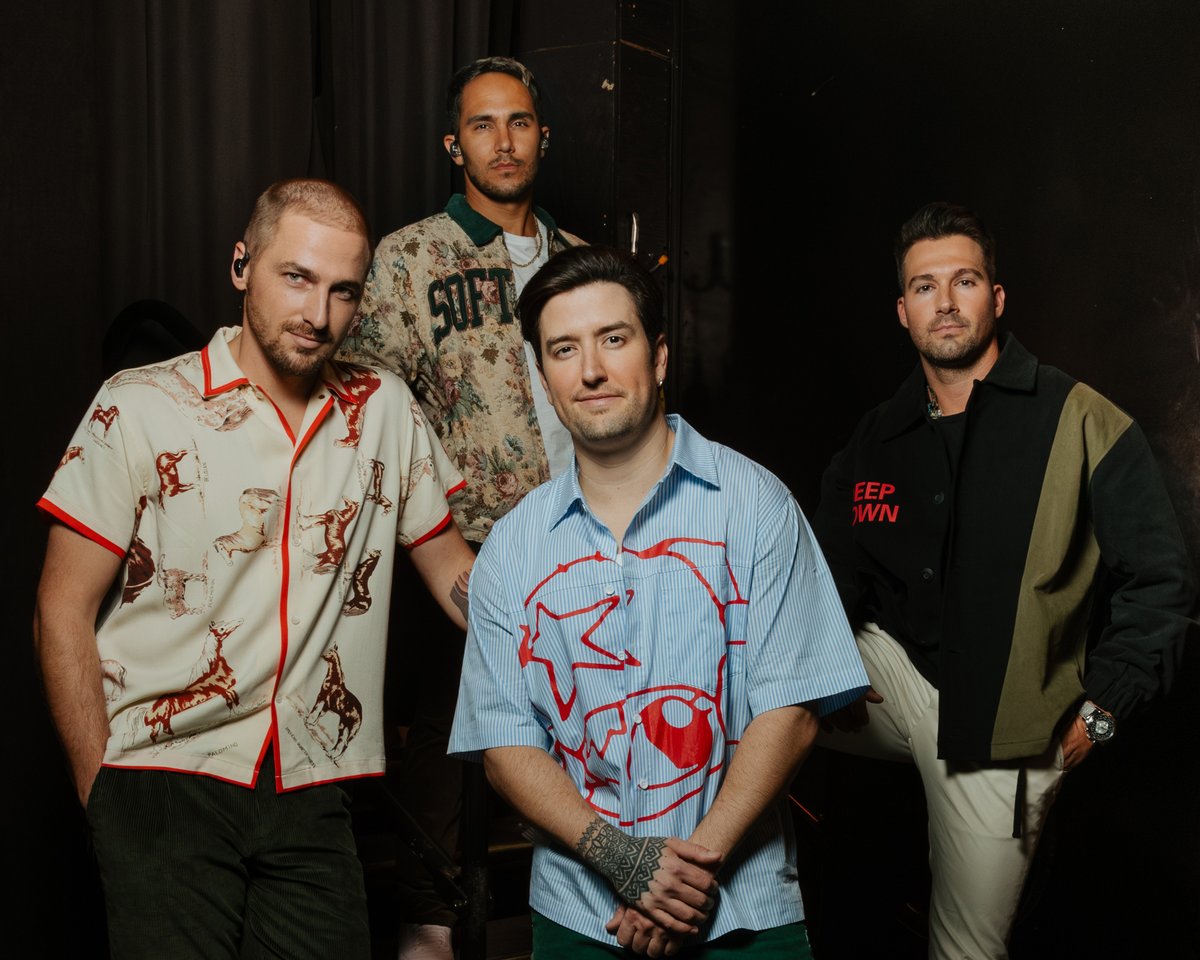 Does <a href="/bigtimerush/">Big Time Rush</a> have THEEEE best fans?! 👀

Vote #Rushers for #iHeartAwards "Best Fan Army" now: iheartradio.com/awards

📸: Adrianna Casiano