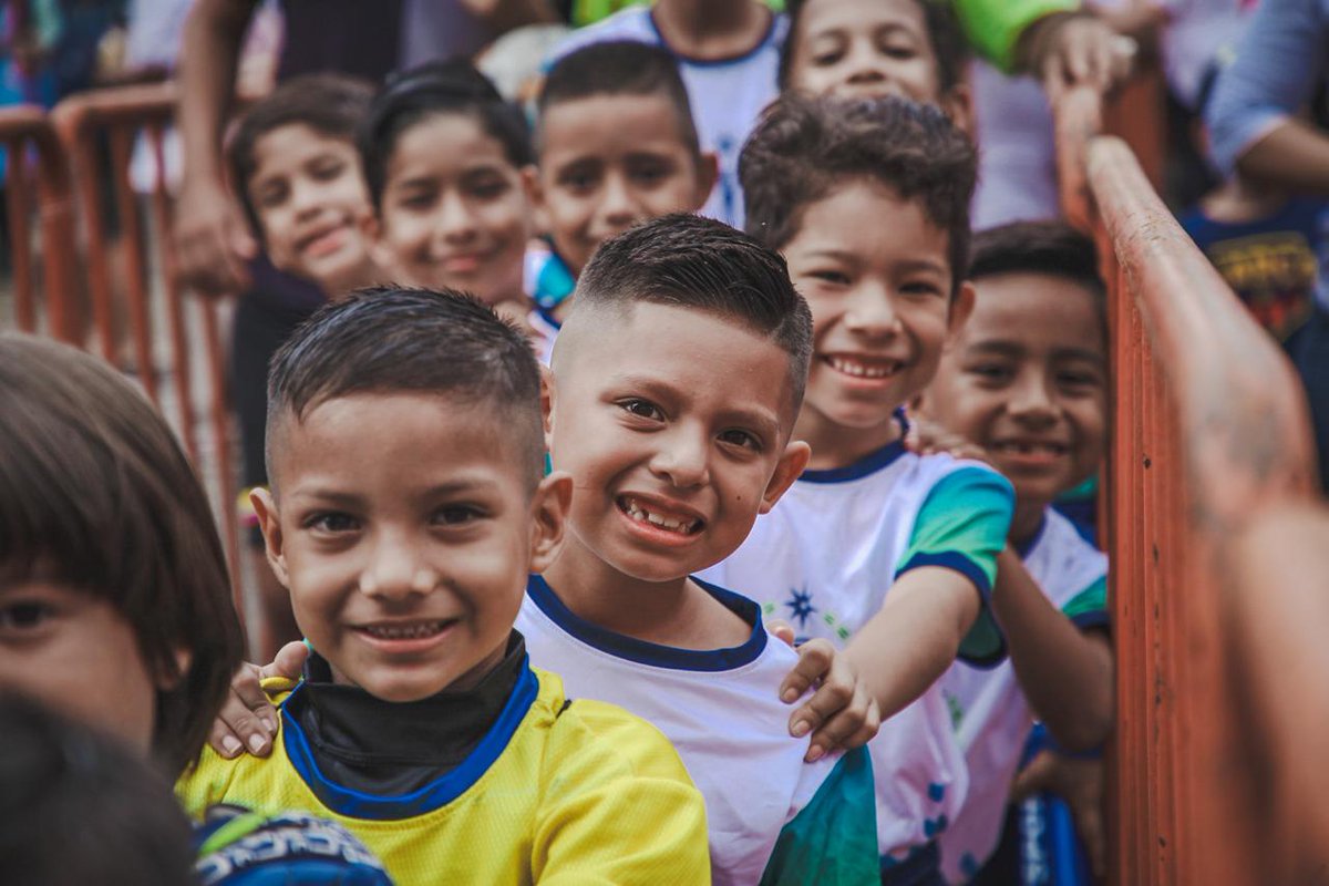 Kelme_boy's tweet photo. Hay acciones urgentes para frenar la violencia en el país. No todo es represión, también hay la prevención. La @alcaldiagye presentó la #LigaProKids. Miles de niños y jóvenes estarán en el campeonato y recibirán atención médica gratis. Eso es reconstrucción del tejido social. https://t.co/NAdmZdgu1m