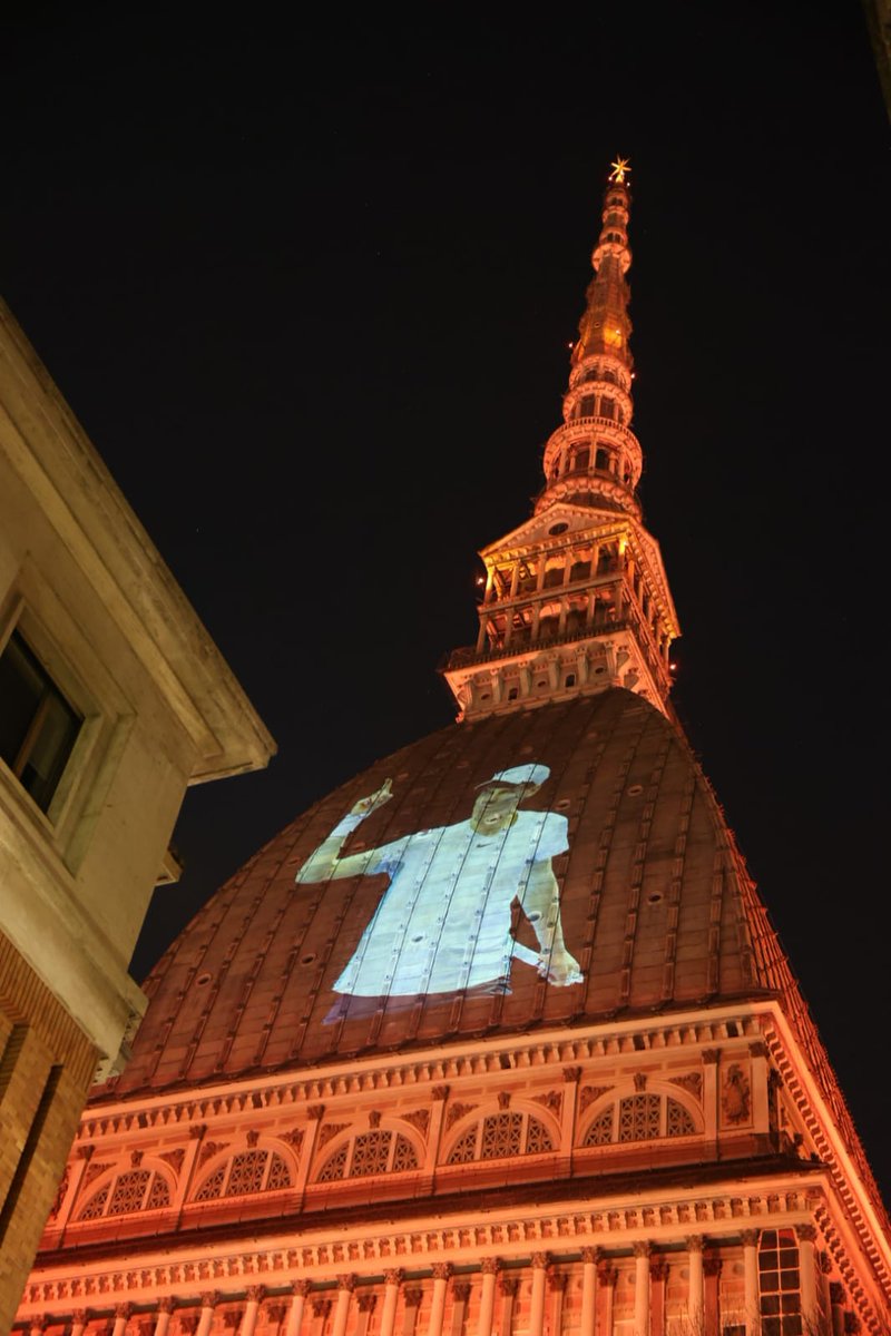 twitorino's tweet photo. La Mole di #Torino celebra il campione @janniksin https://t.co/7yw7viQDfD