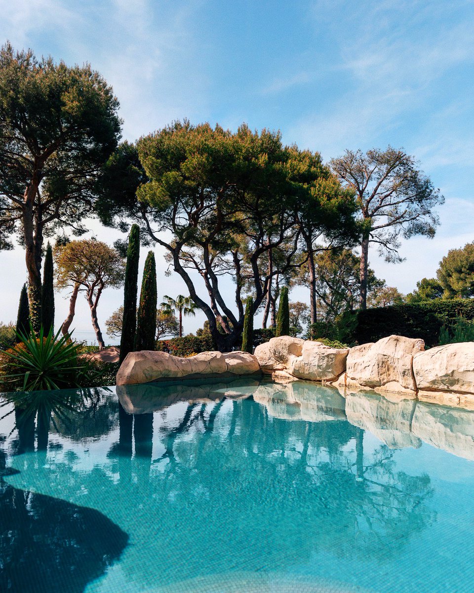 FSCapFerrat's tweet image. Blue sky, sparkling waters of your private infinity pool and sea as a backdrop. 💙 Treat yourself in our Pool Suites from March 1st 2024. 💫
