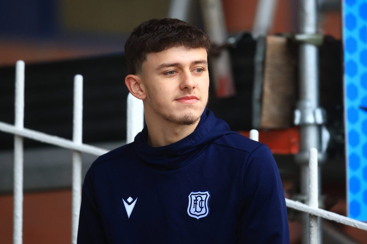 Tele_Sport's tweet photo. Owen Beck Dundee return imminent as fans applaud star into Dark Blues training base https://t.co/wIhZRlaVRj https://t.co/N84dnZt1sD