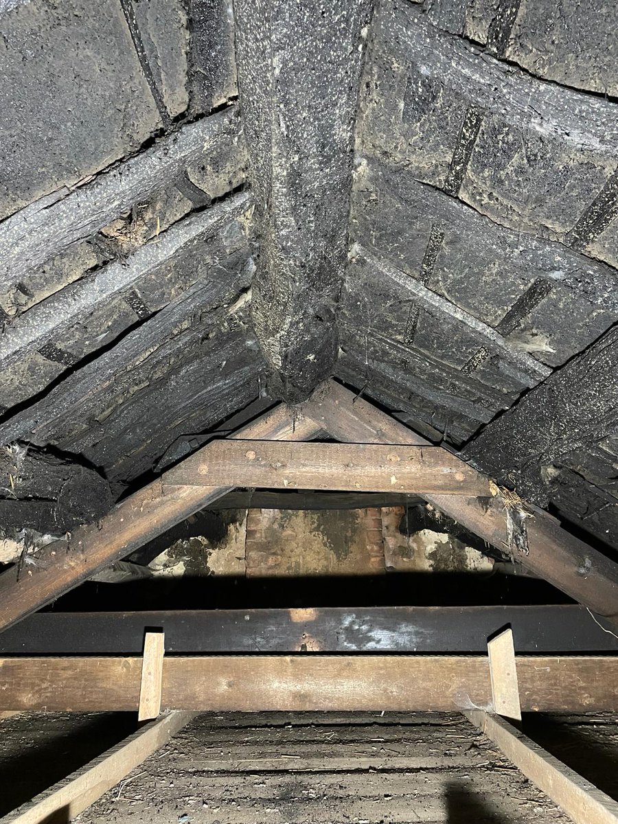 thatchertaggart's tweet image. Another authetic #Irish #Thatched #Scraw Sod roof structure discovered below a corrugated tin roof. Again unlike the @folkparkomagh @CommunitiesNI in partnership with @citbni attempts, the #Scollops #Spars are not forced through the sods to create an inner hedge hog effect. #Trad