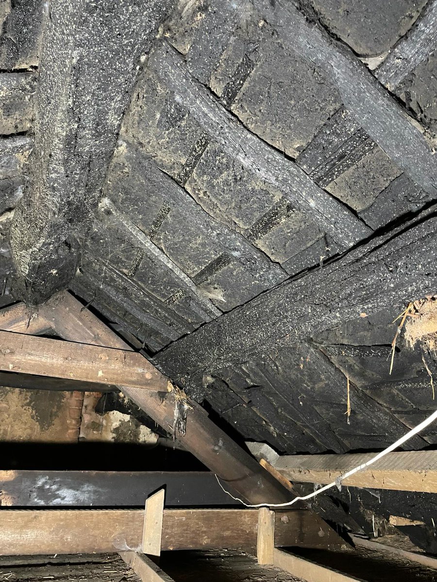 thatchertaggart's tweet image. Another authetic #Irish #Thatched #Scraw Sod roof structure discovered below a corrugated tin roof. Again unlike the @folkparkomagh @CommunitiesNI in partnership with @citbni attempts, the #Scollops #Spars are not forced through the sods to create an inner hedge hog effect. #Trad