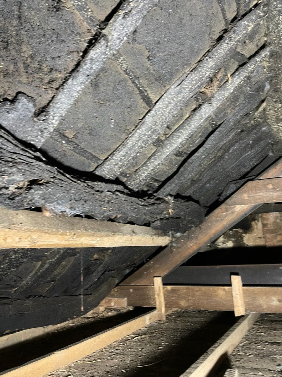 thatchertaggart's tweet image. Another authetic #Irish #Thatched #Scraw Sod roof structure discovered below a corrugated tin roof. Again unlike the @folkparkomagh @CommunitiesNI in partnership with @citbni attempts, the #Scollops #Spars are not forced through the sods to create an inner hedge hog effect. #Trad