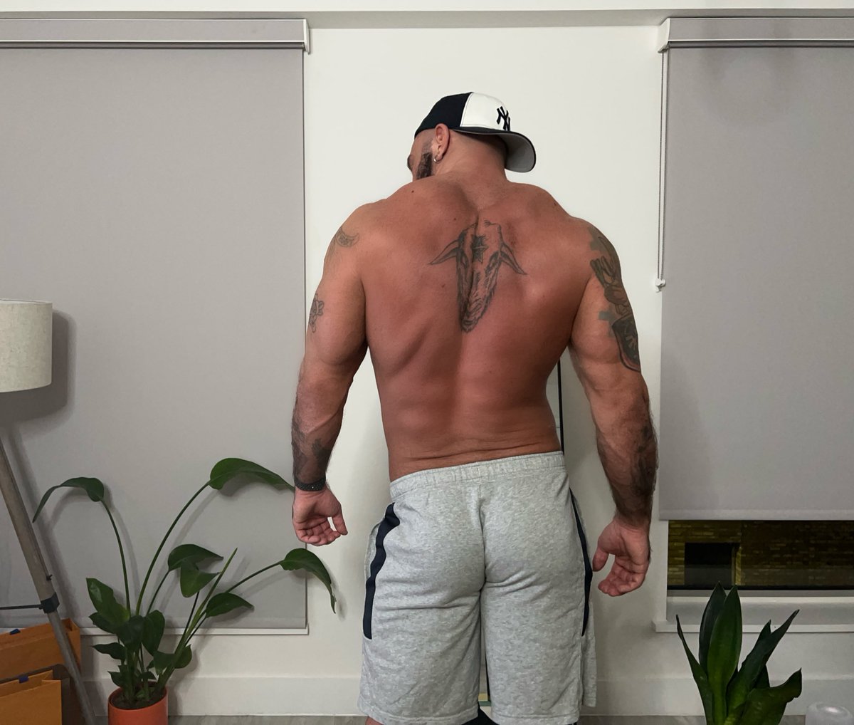 BoJensenXXX's tweet photo. Shorts on or off? 🤔 https://t.co/NBDiB49p6H
