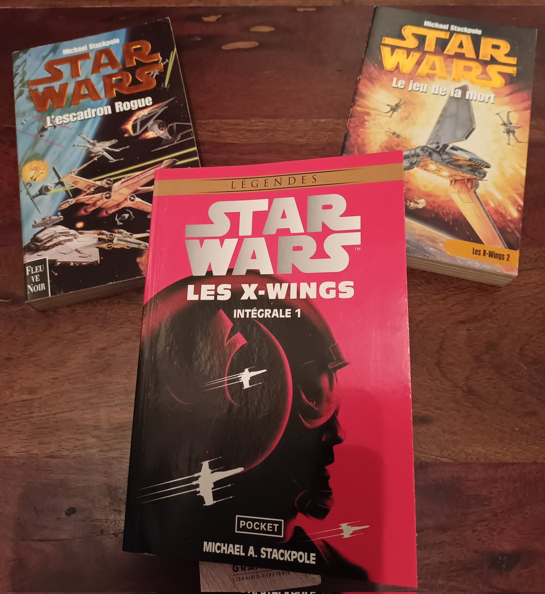 Octobruns's tweet image. Plaisir coupable,  la réédition des X-Wings de #Stackpole chez @PocketImaginair , en traduction révisée,  je vous laisse comparer les incipit ( oui je les avais déjà 🤪). Merci @Louve_trad #StarWars #Starwarslegendes #romansstarwars