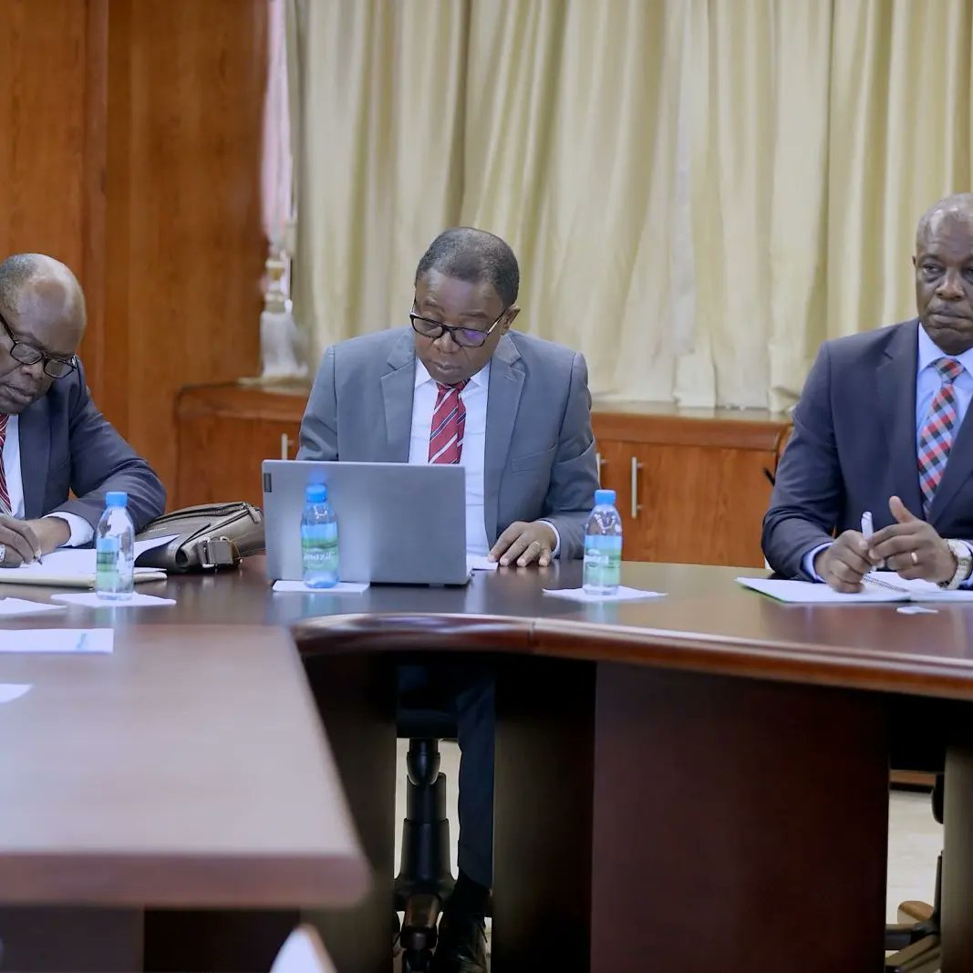 C’est en présence du Vice-Premier Ministre, <a href="/ABarrochambrier/">Alexandre Barro Chambrier</a>, des Ministres du Pétrole, et des Mines que le Premier ministre de la Transition, Raymond Ndong Sima, s’est entretenu avec Léontine Bibey, la présidente de <a href="/GabonItie/">ITIE Gabon</a>, venue présenter la norme ITIE #Gabon 🇬🇦