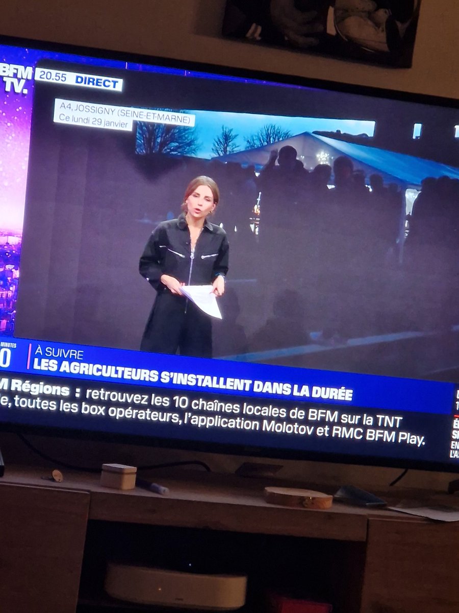 CabrolLucie's tweet photo. Elle l'a fait exprès de mettre sa cotte combinaison de travail pour évoquer le sujet du blocage des agriculteurs ? 
#BFMTV #AgriculteursEnColere #BlocusRungis #SoutienAuxAgriculteurs #BlocusDeParis https://t.co/VHSyCxIH01