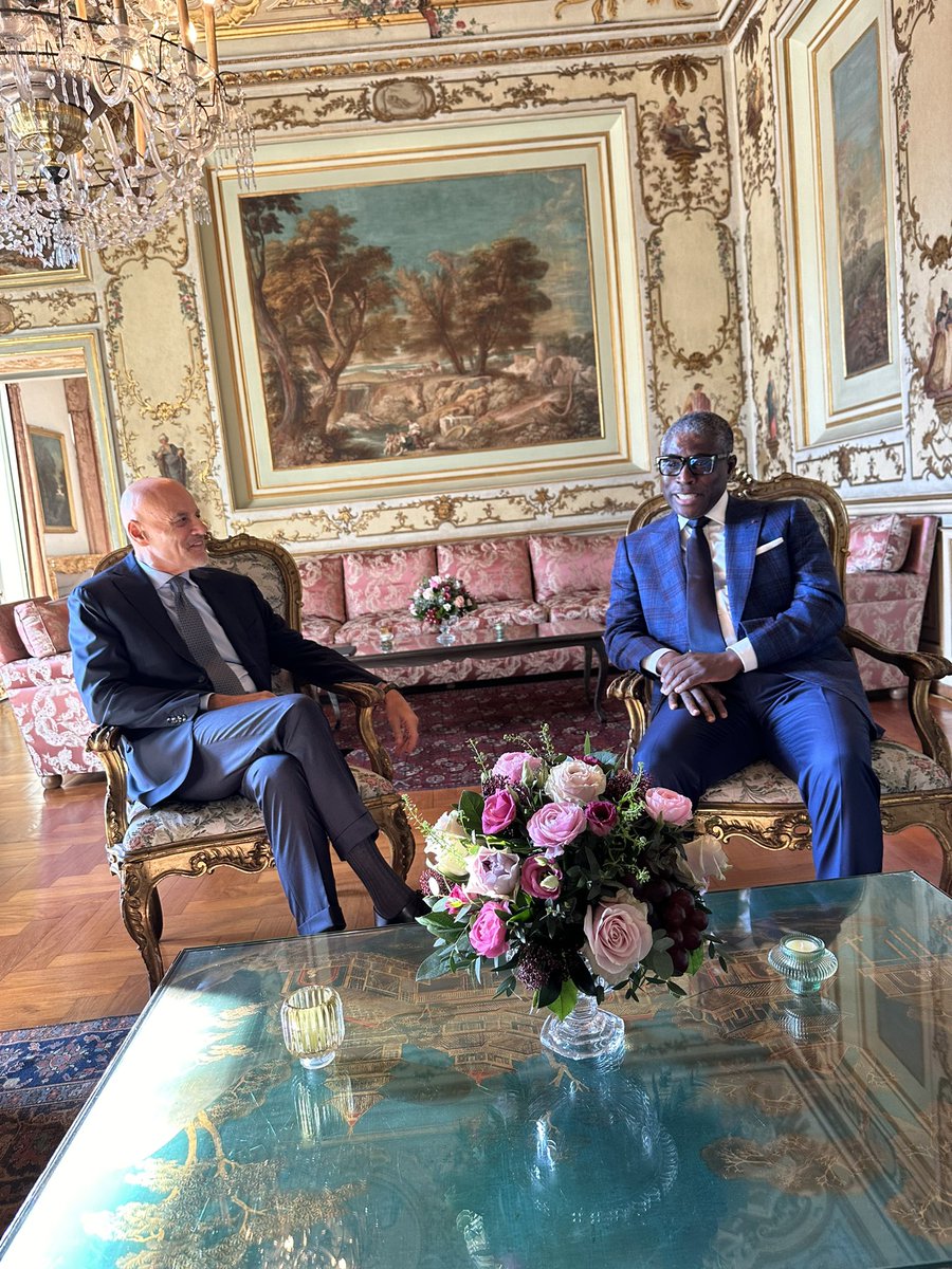 TeodoroObiang17's tweet photo. Con el fin de expandir las gestiones de nuestras empresas nacionales #GEPETROL y #SONAGAS, me reunido con el CEO de la firma italiana #ENI Claudio Descalzi para conversar sobre las ventajas recíprocas de colaborar en el sector de los hidrocarburos; sobre todo, en aereas de petról https://t.co/PSwFsMHmKU