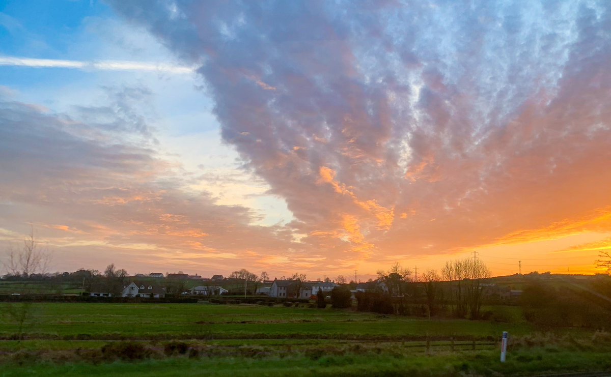 liamslandscapes's tweet photo. Amazing clouds at sunset this evening @WeatherCee @angie_weather @Louise_utv @barrabest @WeatherAisling #sunsets #picoftheday #sunsetphotography #mondaysunset https://t.co/F0eGwTq2QB