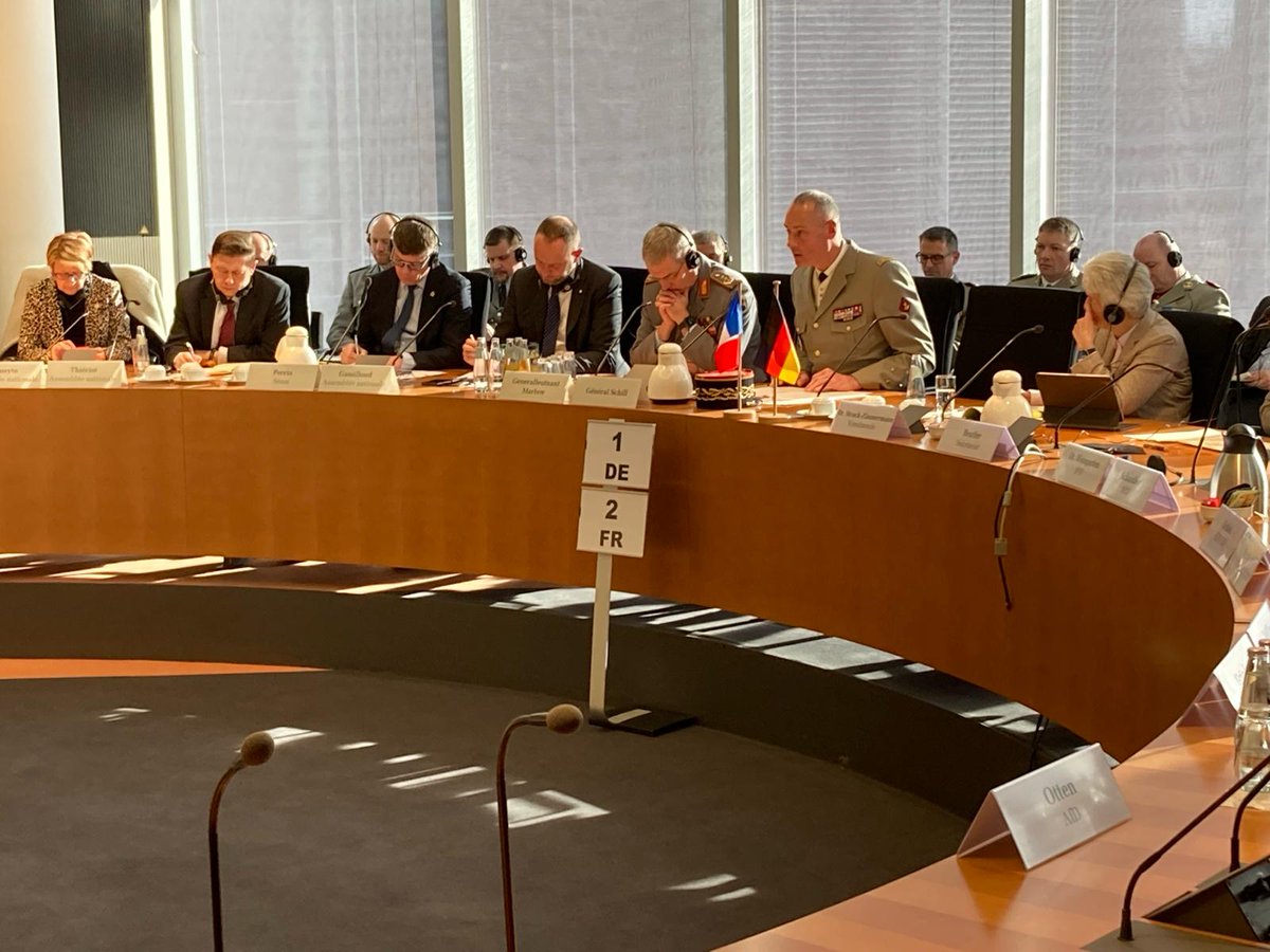 🇨🇵🇩🇪  Honoré de pouvoir m’exprimer au Bundestag avec mon homologue allemand pour affirmer notre vision partagée du futur char européen. 

Le MGCS répond à un besoin opérationnel commun avec la @bundeswehr. Il donnera un temps d’avance à la #DéfenseEuropéenne.