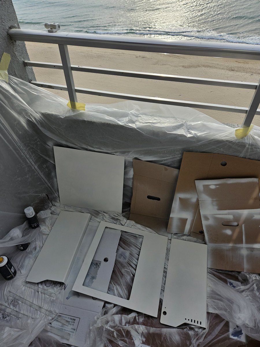 yomaltes's tweet photo. Tenía q darle un nuevo look. Espero q @NZXT_ES no me banee como hace ferrari xD pero quería una blanca para el salón y no iba a cambiar esta pedazo de torre. Le pondré un vinilo rojo transparente en la ventana ;) https://t.co/tc601pnXIg