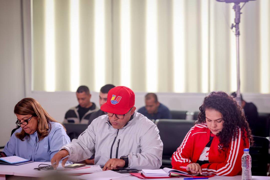 pinfantea's tweet photo. En nuestra reunión semanal de la dirección Nacional del @PartidoPSUV anunciamos nuestra agenda de actividades que inició el 23 de enero hasta el 4 de febrero: Preparándonos para celebrar los 25 años de la Revolución Bolivariana. https://t.co/KNKUxapw1s
