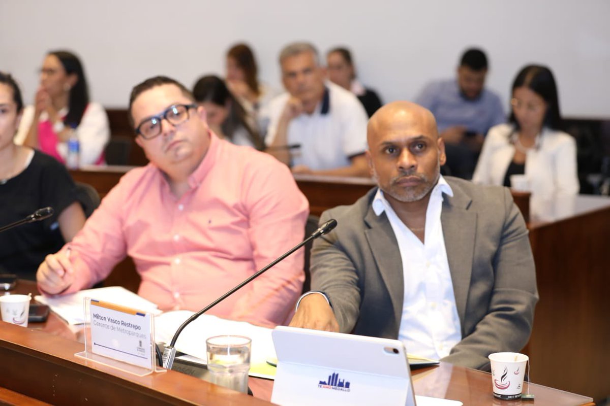 MetroparquesM's tweet image. Hoy compartimos un espacio muy importante en el @concejomedellin donde exponemos la situación actual de Metroparques. #YoSoyMetroparques, Cuidamos lo que Somos @MiltonVasco