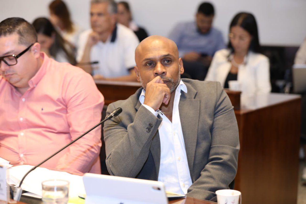 MetroparquesM's tweet image. Hoy compartimos un espacio muy importante en el @concejomedellin donde exponemos la situación actual de Metroparques. #YoSoyMetroparques, Cuidamos lo que Somos @MiltonVasco