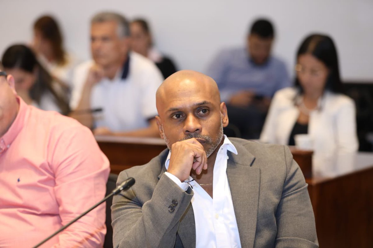 MetroparquesM's tweet image. Hoy compartimos un espacio muy importante en el @concejomedellin donde exponemos la situación actual de Metroparques. #YoSoyMetroparques, Cuidamos lo que Somos @MiltonVasco