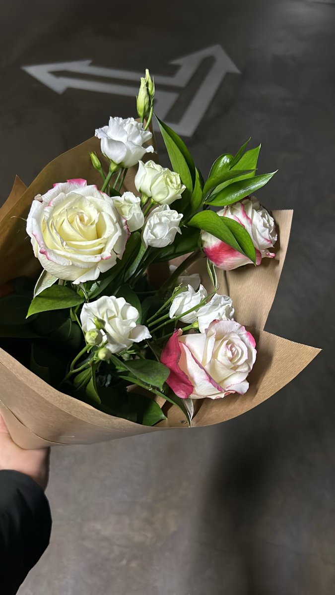 JazFernandez1's tweet photo. Mi amiga le compró flores y un regalo a su pareja por su tercer aniversario, que lindo estar así de enamorado, las flores detallazo 😍 https://t.co/1y4Htt83OG