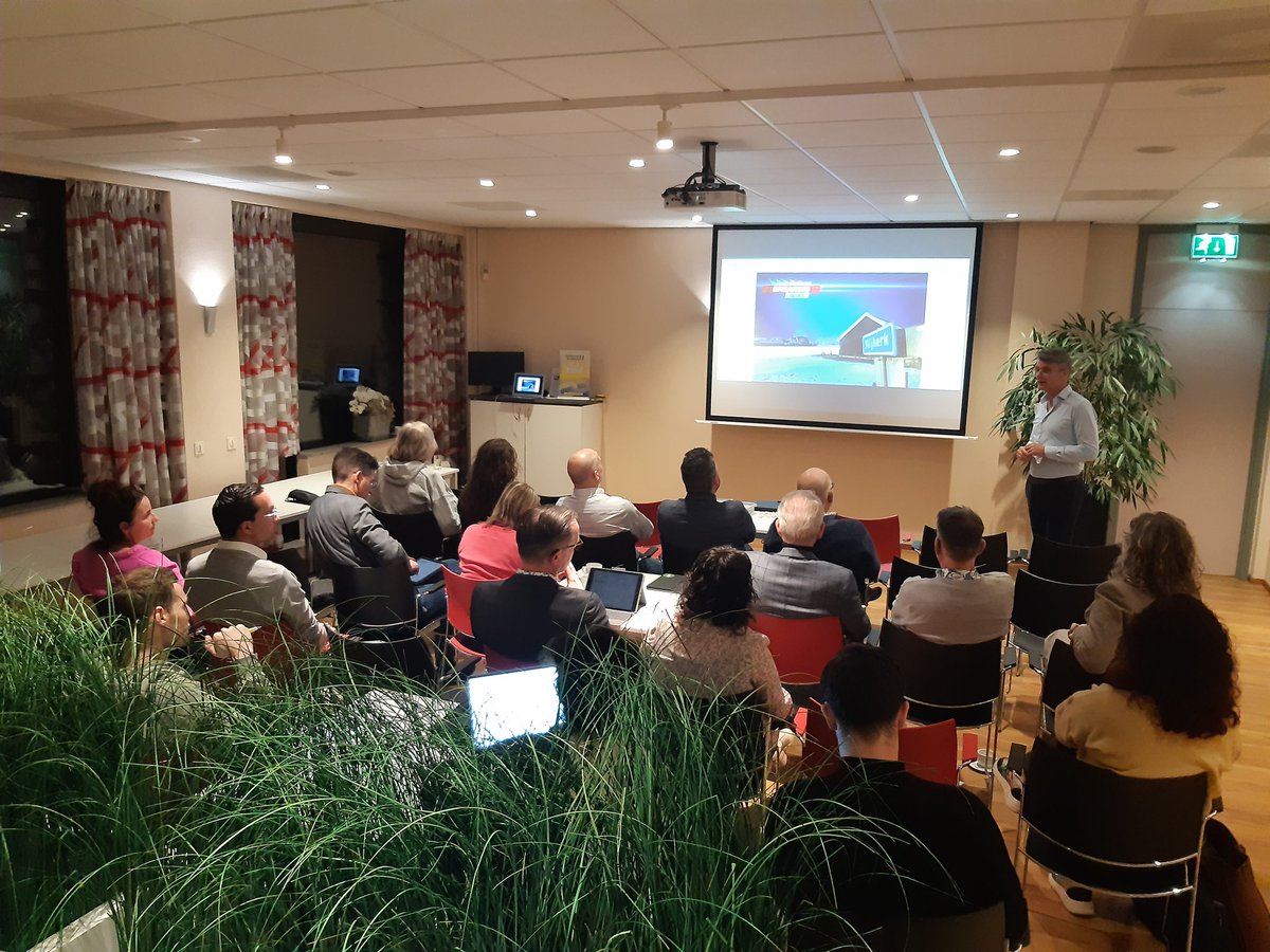 Vanavond zijn we te gast bij de <a href="/gemeenteNijkerk/">Gemeente Nijkerk</a> voor een avond over (sociale) media. Hoe breng je jouw boodschap goed over? En welke platformen gebruik je waarvoor? <a href="/RaymondJanssen/">Raymond Janssen</a> praat ons bij en deelt tips en trucs.