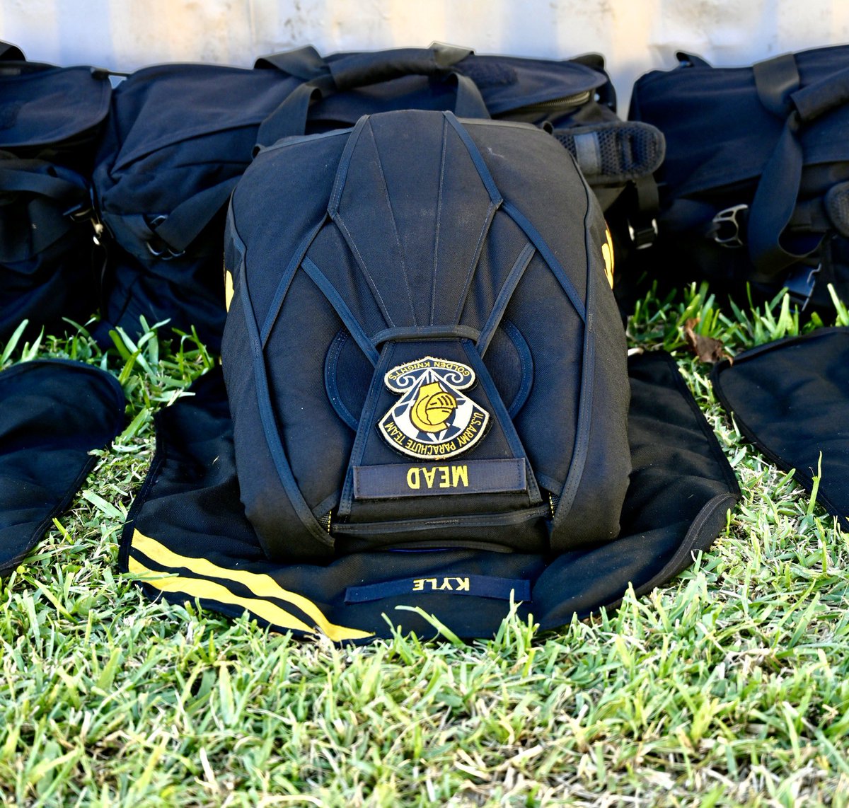 MiamiBattalion's tweet photo. Even though the weather didn’t allow for a great day of tandem jumps with the US Army Golden Knights, it was still fantastic for our first time jumpers to work and learn from the best, stay tuned more to come! 
#armymiami #armygoldenknights #tandemjump https://t.co/PtdBr2aGgB