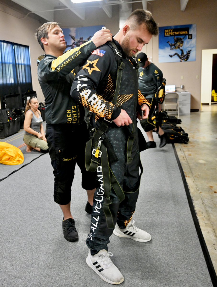 MiamiBattalion's tweet photo. Even though the weather didn’t allow for a great day of tandem jumps with the US Army Golden Knights, it was still fantastic for our first time jumpers to work and learn from the best, stay tuned more to come! 
#armymiami #armygoldenknights #tandemjump https://t.co/PtdBr2aGgB