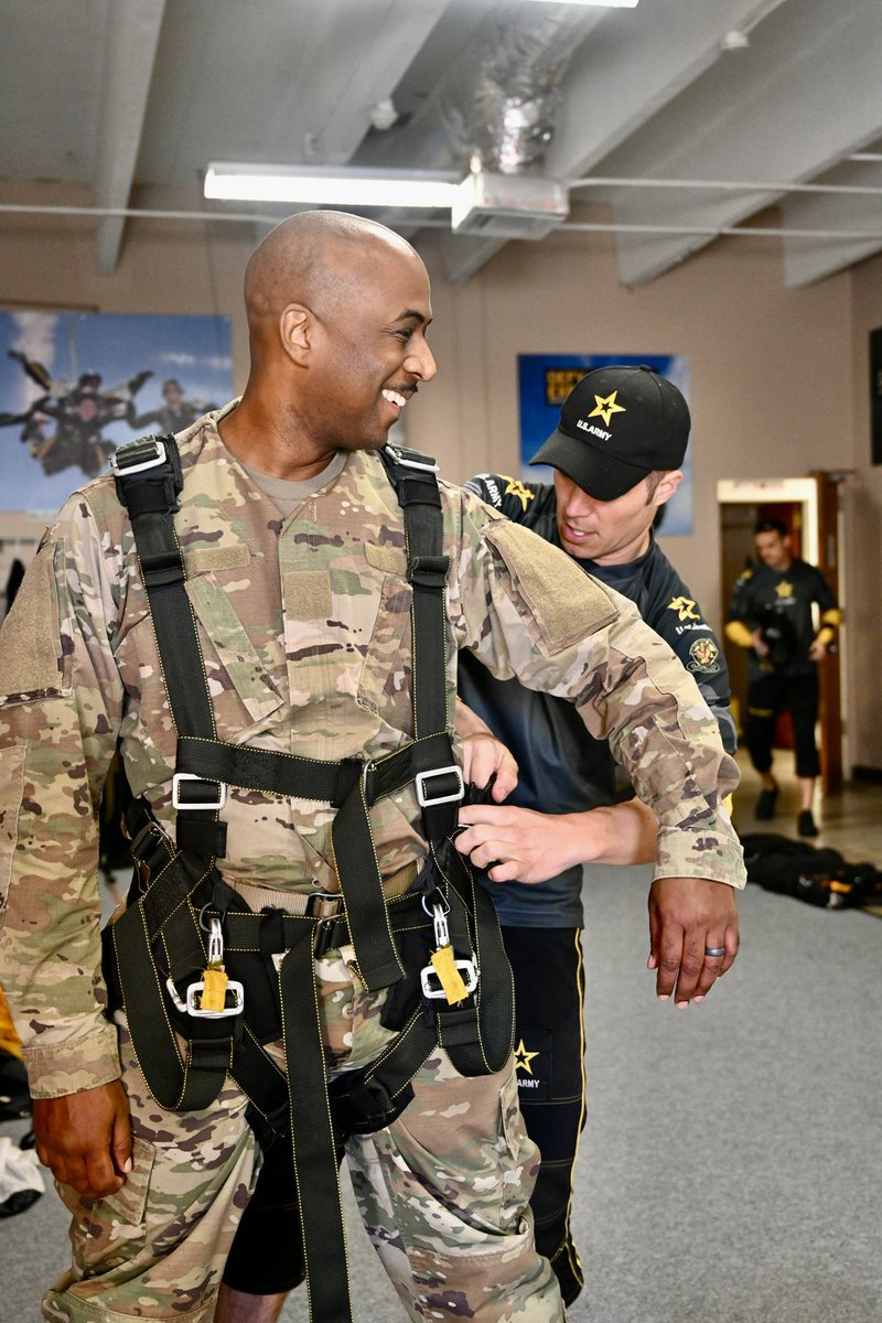 MiamiBattalion's tweet photo. Even though the weather didn’t allow for a great day of tandem jumps with the US Army Golden Knights, it was still fantastic for our first time jumpers to work and learn from the best, stay tuned more to come! 
#armymiami #armygoldenknights #tandemjump https://t.co/PtdBr2aGgB