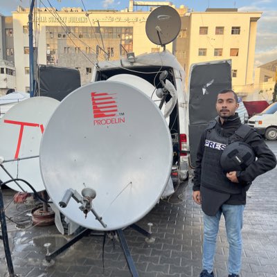 RamyRify's tweet photo. الصورة الاخيرة قبل النزوح القسري من مستشفى الشفاء، ولنا عودة ان شاءالله.
مستمرون في التغطية من المستشفى المعمداني. https://t.co/6h74yVz7M8