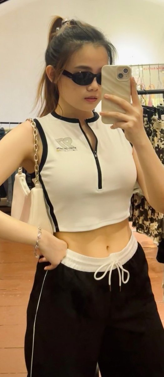 Gosh5735's tweet photo. 「 巨乳系列」
可爱的脸蛋巨奶身材的骚货 https://t.co/kfYJYQFzgb