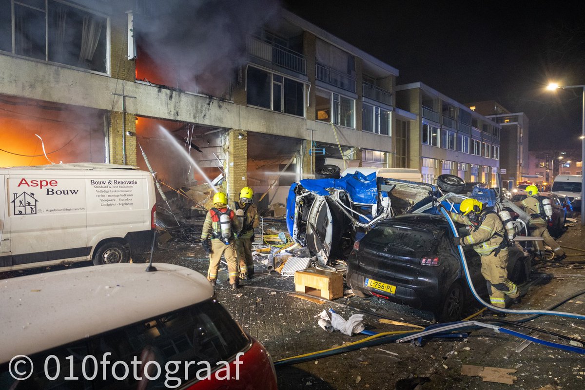 Een deel van een appartementencomplex op de Schammenkamp in Rotterdam is maandagavond verwoest door een explosie. Een deel van de voorgevel is weg en er woedt brand. Door de kracht van klap was een auto op zijn kant terechtgekomen. Of er gewonden zijn is niet bekend.