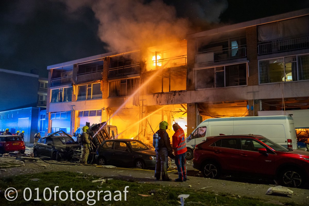 010fotograaf's tweet photo. Een deel van een appartementencomplex op de Schammenkamp in Rotterdam is maandagavond verwoest door een explosie. Een deel van de voorgevel is weg en er woedt brand. Door de kracht van klap was een auto op zijn kant terechtgekomen. Of er gewonden zijn is niet bekend. https://t.co/pRGTPLKPjf
