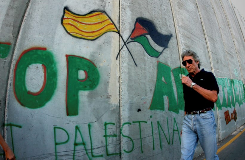 En Roger Waters davant d'un mural fet per catalans i palestins a Betlem. Estem cercant més imatges d'aquest mural