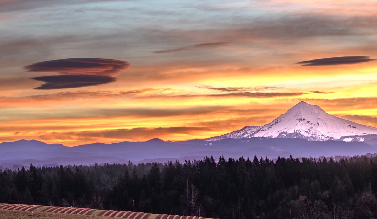 Lenticular clouds lining up north of Mt. Hood this morning. Added a nice touch to the sunrise. #stormhour #pdx