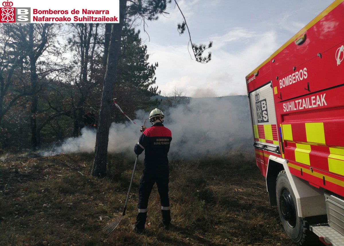 bomberos_na's tweet photo. Realizamos una quema prescrita en la finca de #Sabaiza (#Ezprogui)

El objetivo es reducir la carga de combustible para evitar grandes incendios forestales

#ParqueSangüesa
Brigada Forestal de #ParqueCordovilla
Cabos de la Brigada Helitransportada de Incendios Forestales (#BHIF) https://t.co/zvN13I6eR9