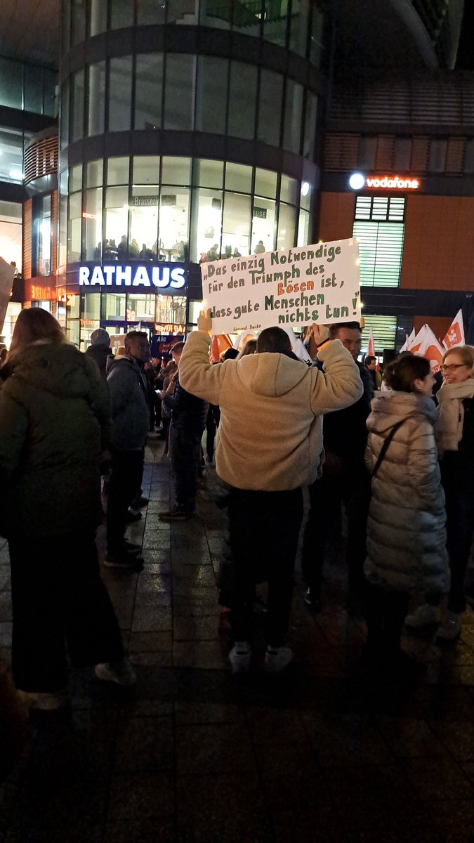 FordPrefect412's tweet photo. So... heute Abend war Leverkusen dran,  Stellung gegen Rechts zu beziehen... und das haben wenigstens 1500 Menschen lautstark getan...
#LevIstBunt
#LevStehtAuf
#NieWiederIstJetzt 
#NazisRaus https://t.co/HlTktlUfCg