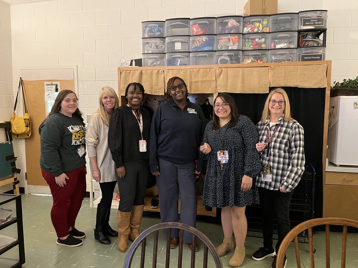#GoldStarAlert ⭐️shoutout to the educators at <a href="/NHE_HCS/">NHE_HCS</a>! Thank you to the teachers, paras and SSF for the willingness too collaborate and support a new <a href="/WES_HCS/">WES_HCS</a> teacher! #winningforkids