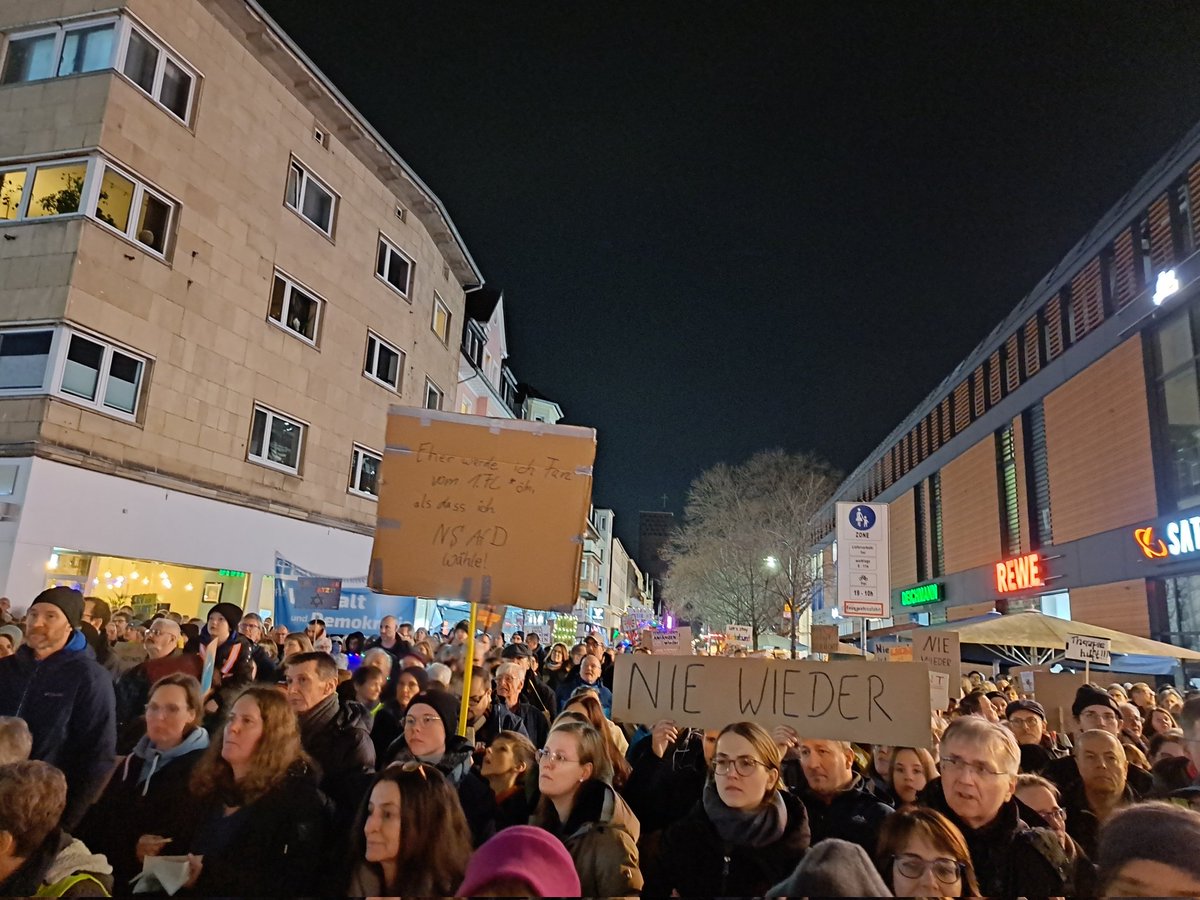 FordPrefect412's tweet photo. So... heute Abend war Leverkusen dran,  Stellung gegen Rechts zu beziehen... und das haben wenigstens 1500 Menschen lautstark getan...
#LevIstBunt
#LevStehtAuf
#NieWiederIstJetzt 
#NazisRaus https://t.co/HlTktlUfCg