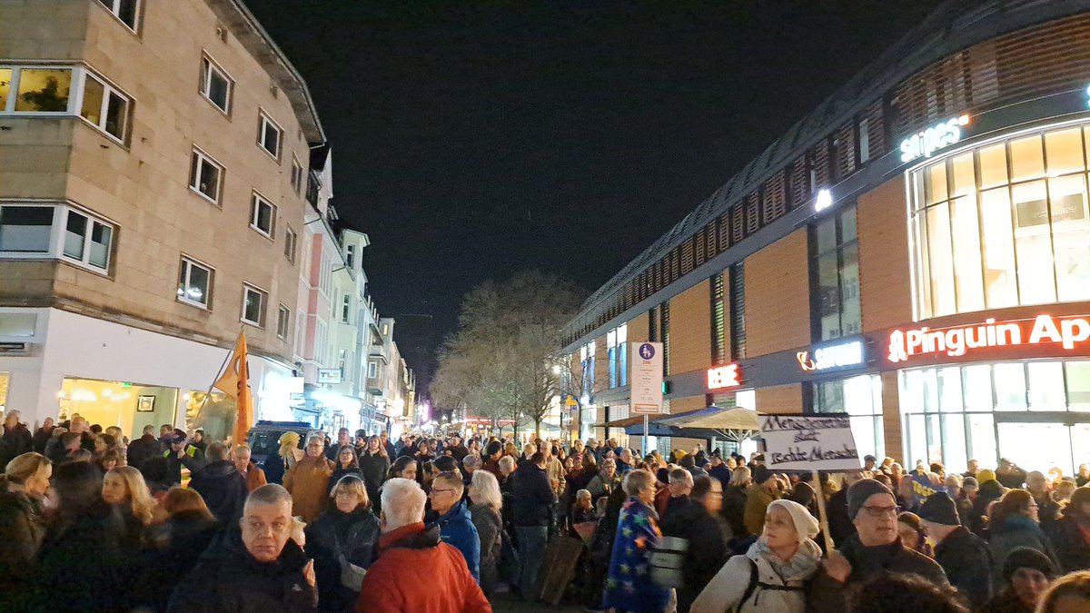 FordPrefect412's tweet photo. So... heute Abend war Leverkusen dran,  Stellung gegen Rechts zu beziehen... und das haben wenigstens 1500 Menschen lautstark getan...
#LevIstBunt
#LevStehtAuf
#NieWiederIstJetzt 
#NazisRaus https://t.co/HlTktlUfCg