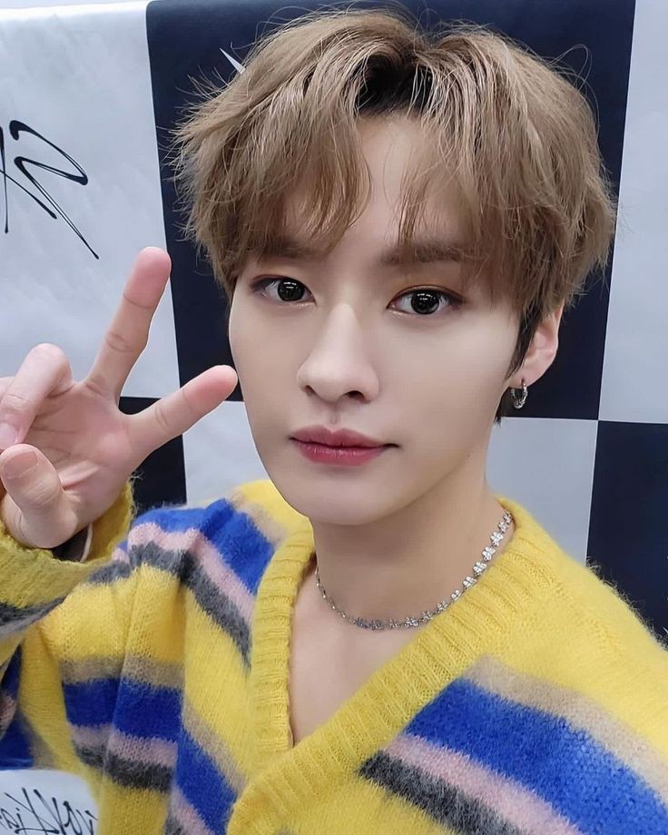 loveminsing444's tweet photo. #minsung аu в которой Минхо бегает за Джисоном уже какой месяц и пол универа думает что они встречаются. в один день они приходят в парных кофтах и все начинают думать, что это правда https://t.co/bJmwKbZXrX