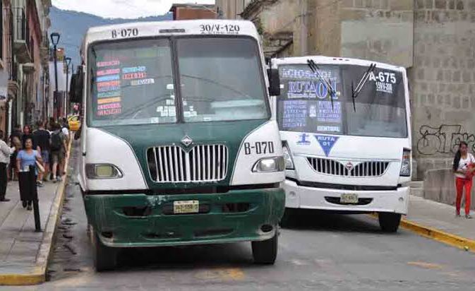 Aquellos que defienden la fantasía turística en Oaxaca, ¿cada cuánto les llega el agua a sus casas? ¿Tienen un transporte público eficiente y digno? ¿Tienen calles y banquetas en buen estado?
