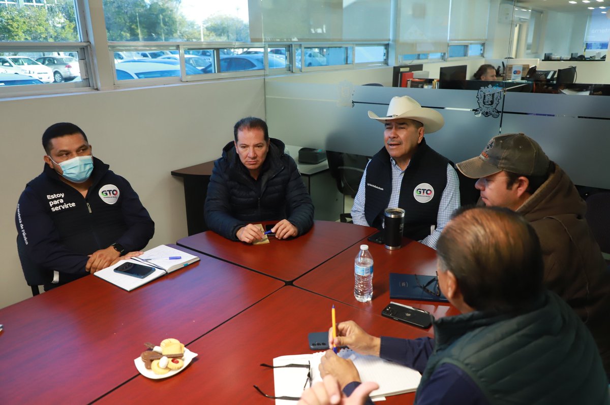 campogobgente's tweet photo. Nuestro Secretario @Paulo_Banuelos, encabezó la reunión directiva en donde revisó los programas de apoyo 2024, con los Subsecretarios y los Directores de la #SDAyR.
#nuestragrandezaestáenelcampo https://t.co/NfPSKdZiby