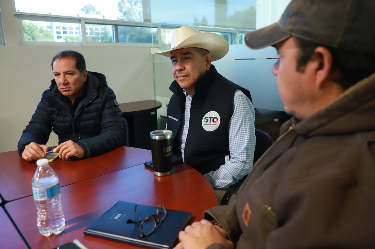 campogobgente's tweet photo. Nuestro Secretario @Paulo_Banuelos, encabezó la reunión directiva en donde revisó los programas de apoyo 2024, con los Subsecretarios y los Directores de la #SDAyR.
#nuestragrandezaestáenelcampo https://t.co/NfPSKdZiby