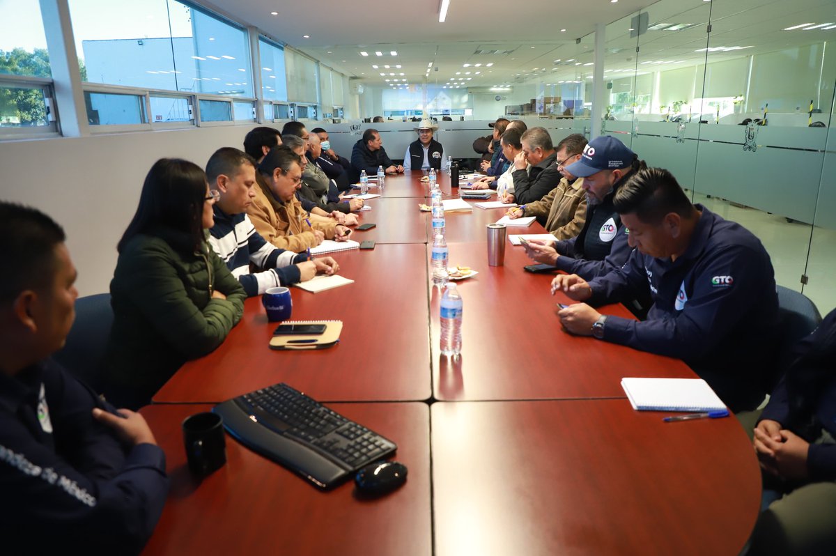 campogobgente's tweet photo. Nuestro Secretario @Paulo_Banuelos, encabezó la reunión directiva en donde revisó los programas de apoyo 2024, con los Subsecretarios y los Directores de la #SDAyR.
#nuestragrandezaestáenelcampo https://t.co/NfPSKdZiby