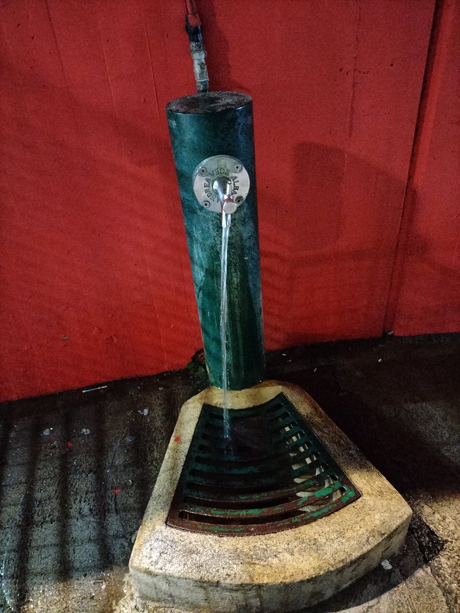 antibes_fc's tweet photo. Habida cuenta que ya lo he comunicado varias veces, incluso el año pasado, y no me hacen caso en centro deportivo @martinenc, lo haré público.
La fuente de agua potable se queda encallada y se pierde mucho agua.
@bcn_ajuntament @Agbar @AGBARclients @aiguesbcnclient @pscbarcelona https://t.co/Lbn3D9s3zQ