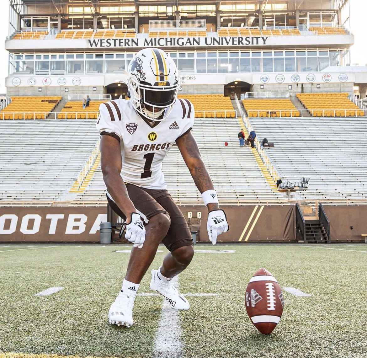 Blessed to receive an offer from Western Michigan University @coachsspence @MHS_Knights_FB @Coach_Davis3 @Coach_Mont70 @Nick_Ricks_ @JackSwain100 @CoachQ954 @TheCribSouthFLA @larryblustein