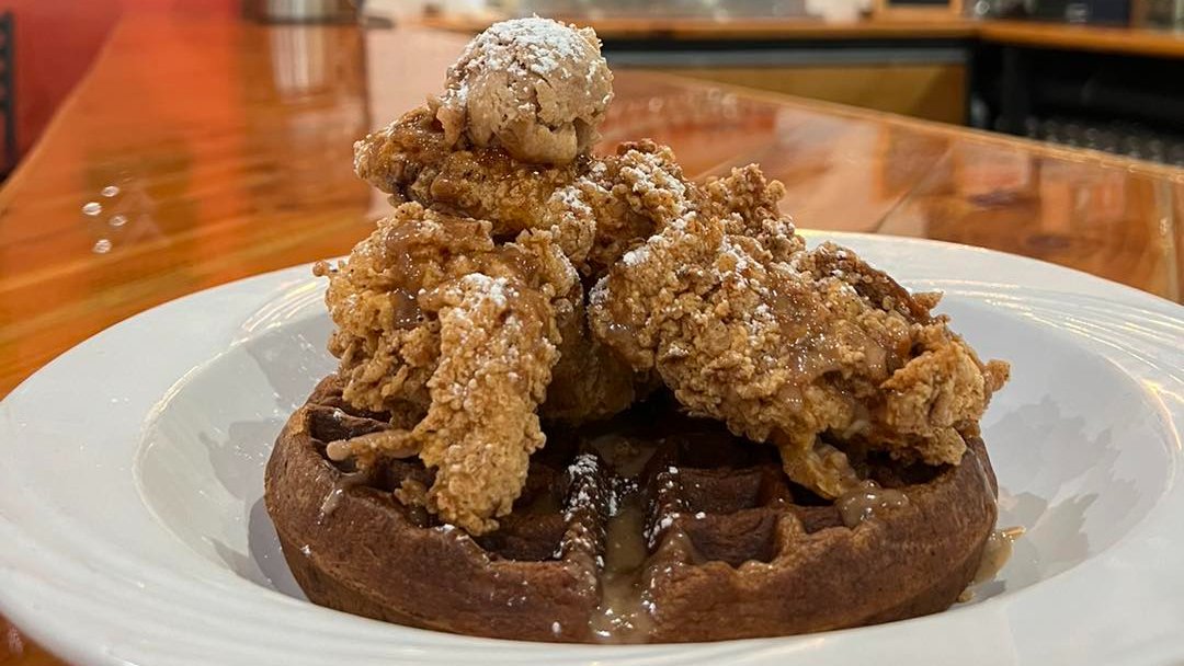 GiftAMeal's tweet image. Peanut Butter Chicken and Waffles? Fried Bologna Macaroni? Festivus Meatloaf Burger? @ThirdWheelBrew has tons of fun food to try at The Window!
#GiftAMeal #TheWindow #Thirdwheelbrewing