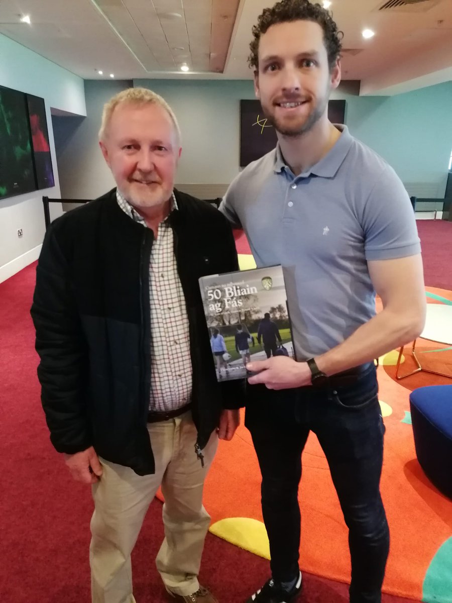 I was delighted to present a copy of Cumann na mBunscol 50 Bliain ag Fás to Tom Parsons of GPA in @CrokePark. @cnambnaisiunta @MayoGAA @MayoCnmB @gaelicplayers @TomParsons_8